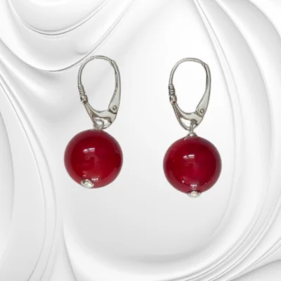 Srebrne kolczyki z lakierowanym bursztynem – subtelna elegancja w nowoczesnej odsłonie