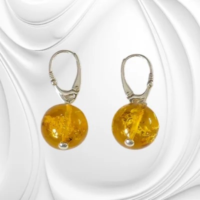 Srebrne kolczyki z kulką słonecznego bursztynu – ciepły blask natury w eleganckiej formie