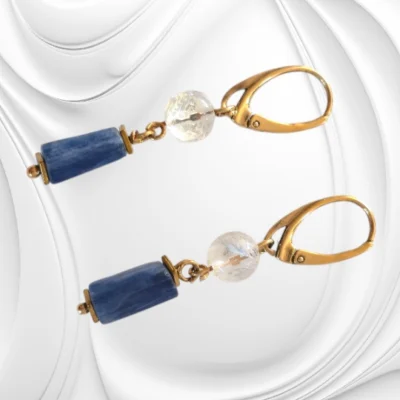 Srebrne złocone kolczyki z kyanitem i kryształem górskim – światło i głębia w harmonii natury