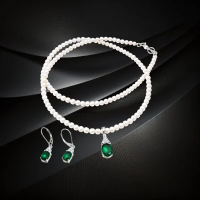 Komplet biżuterii z pereł ze srebrną zawieszką i kolczykami z zielonymi i białymi cyrkoniami