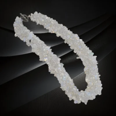 Naszyjnik z drobnych opali z zapięciem ze stali chirurgicznej