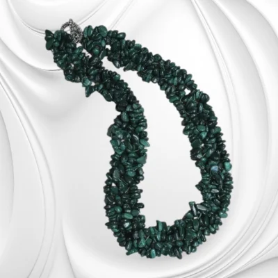 Naszyjnik z drobnych bryłek malachitu z zapięciem toggle ze stali chirurgicznej