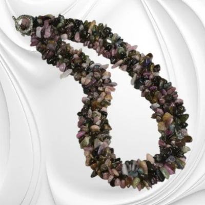 Naszyjnik z drobnych bryłek kolorowego turmalinu z zapięciem toggle ze stali chirurgicznej