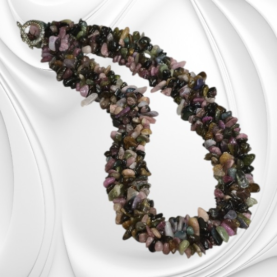 Naszyjnik z drobnych bryłek kolorowego turmalinu ze stali chirurgicznej