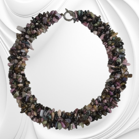 Naszyjnik z drobnych bryłek kolorowego turmalinu ze stali chirurgicznej