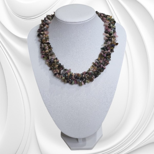Naszyjnik z drobnych bryłek kolorowego turmalinu ze stali chirurgicznej