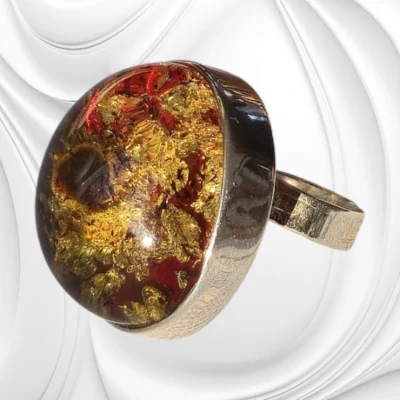 Duży niezwykły pierścionek z bursztynu bałtyckiego na regulowanej srebrnej obrączce – wyrazisty symbol natury