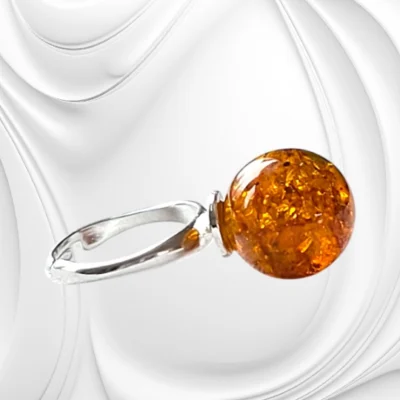 Pierścionek z kulką bursztynu bałtyckiego i regulowaną srebrną obrączką