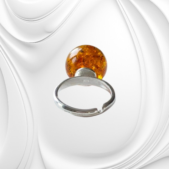 Pierścionek z kulką bursztynu bałtyckiego na regulowanej srebrnej obrączce