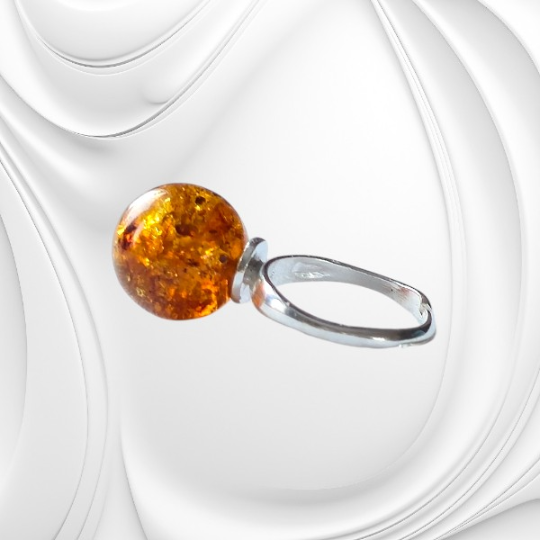 Pierścionek z kulką bursztynu bałtyckiego na regulowanej srebrnej obrączce