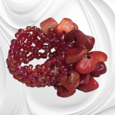 Pierścionek z korala z drobnych kawałków i koralików na gumce jubilerskiej