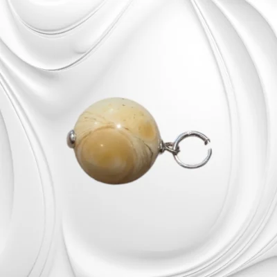 Zawieszka z kulki mlecznego bursztynu bałtyckiego na srebrnym kółeczku