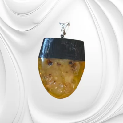 Zawieszka z naturalnego bursztynu i czarnego dębu ze srebrną krawatką – spotkanie natury i czasu