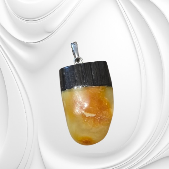 Zawieszka z bursztynu bałtyckiego i czarnego dębu ze srebrną krawatką.