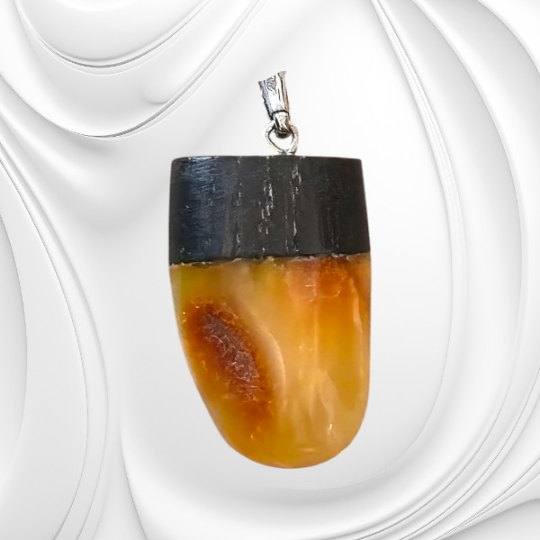 Zawieszka z bursztynu bałtyckiego i czarnego dębu ze srebrną krawatką.