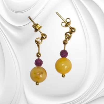 Srebrne złocone kolczyki z bursztynem i rubinem – eleganckie sztyfty z naturalnymi kamieniami