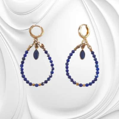 Kolczyki z fasetowanego lapisu lazuli na srebrnym złoconym zapięciu typu kajdanki – głębia koloru i elegancja