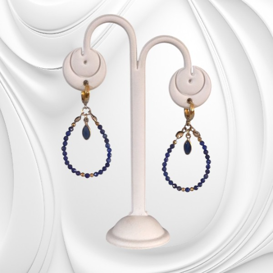 Kolczyki z fasetowanego lapisu lazuli na srebrnym złoconym zapięciu typu kajdanki