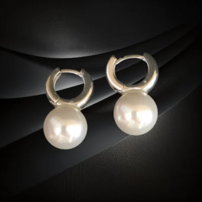 Kolczyki z kulką białej perły Majorka na srebrnym zapięciu typu kajdanki – klasyczna elegancja