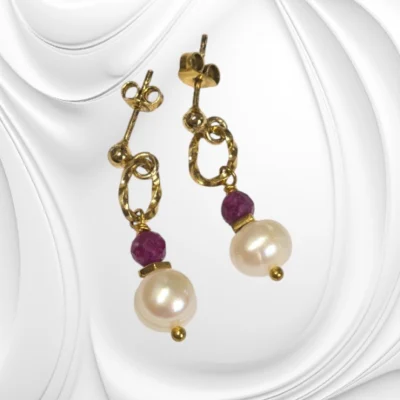 Srebrne złocone kolczyki z perłą i rubinem – eleganckie sztyfty z naturalnymi kamieniami