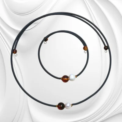 Komplet naszyjnik i bransoletka z naturalną perłą i bałtyckim bursztynem na czarnym kauczuku
