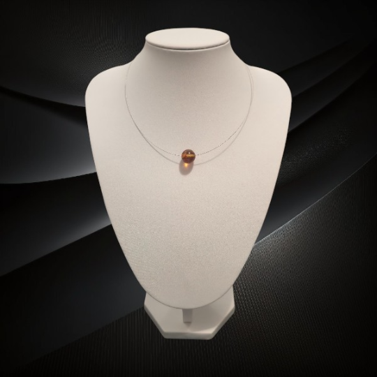 Naszyjnik z kulką bursztynu bałtyckiego w odcieniu koniakowym