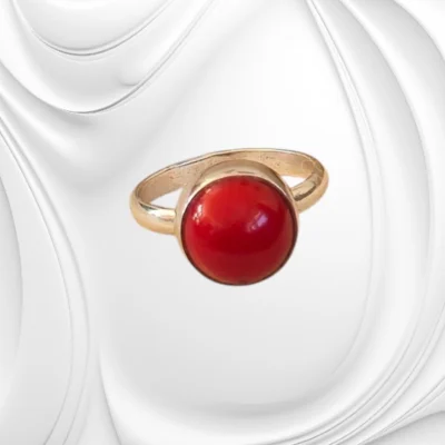 Srebrny pierścionek z oczkiem z czerwonego korala – klasyczna biżuteria z naturalnym kamieniem