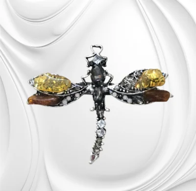 Broszka z naturalnego bursztynu bałtyckiego – ważka