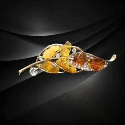 Broszka z naturalnego bursztynu bałtyckiego – liść