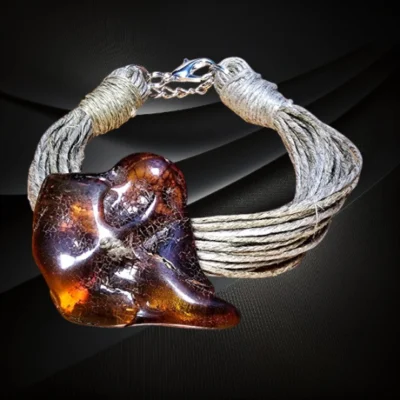 Wyjątkowa bransoletka z bryłką polerowanego naturalnego bursztynu bałtyckiego w odcieniu koniaku