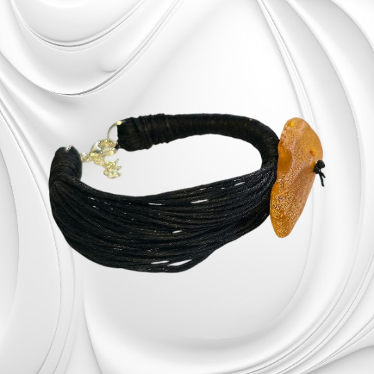 Bransoletka z bursztynem na czarnym lnianym sznurku – naturalna biżuteria inspirowana naturą.