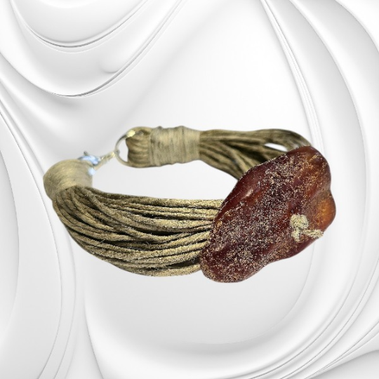 Naturalna bransoletka z bursztynem na lnianym sznurku – subtelna biżuteria inspirowana naturą.