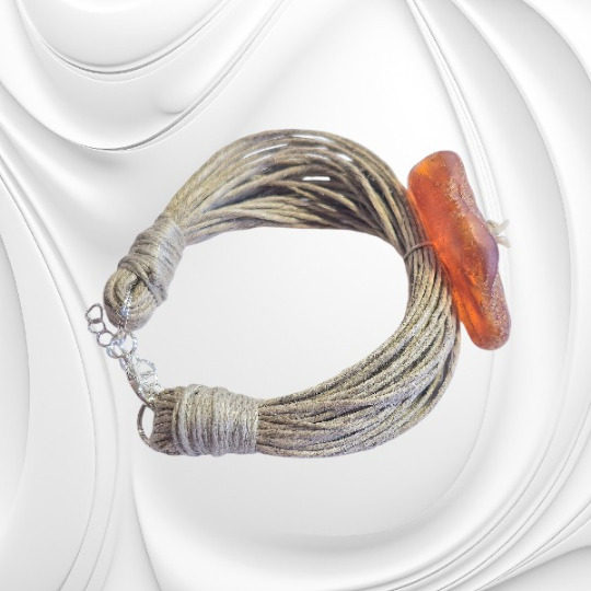 Naturalna bransoletka z bursztynem na lnianym sznurku – subtelna biżuteria inspirowana naturą.