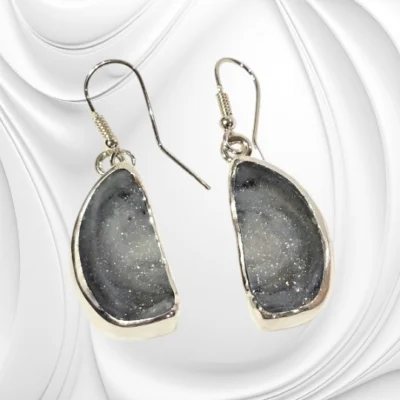 Srebrne kolczyki z różą chalcedonową – elegancka biżuteria z naturalnym chalcedonem