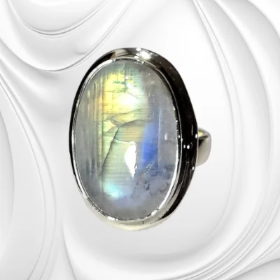 Srebrny regulowany pierścionek z kamieniem księżycowym – elegancka biżuteria z naturalnym kamieniem