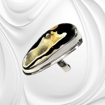 Srebrny regulowany pierścionek z koralowcem – elegancka biżuteria