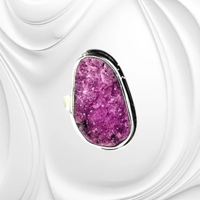 Srebrny regulowany pierścionek z kalcytem kobaltowym – naturalna biżuteria z różowym kamieniem