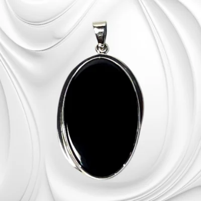 Srebrna zawieszka z onyksem – elegancka biżuteria z naturalnym czarnym kamieniem