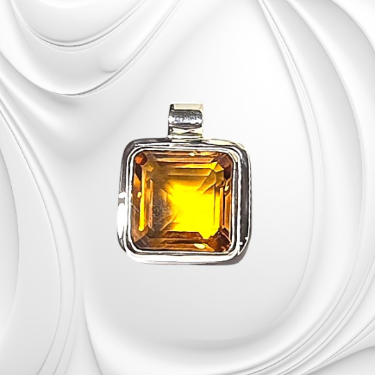 Srebrna zawieszka z fasetowanym cytrynem o ciepłym, złocistym kolorze.