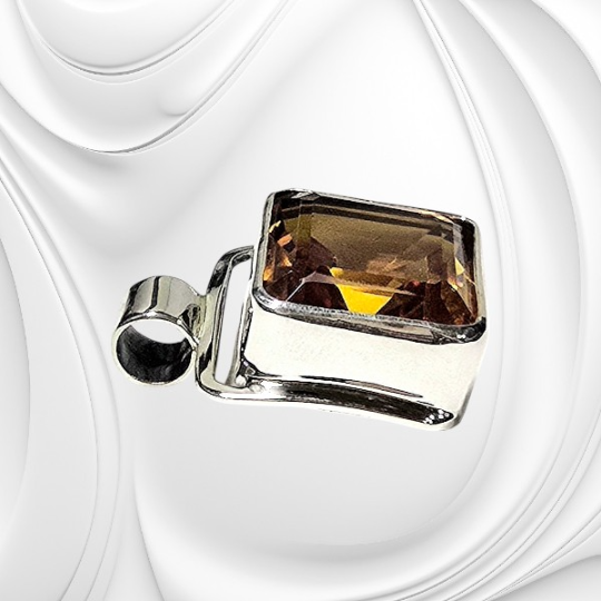 Srebrna zawieszka z fasetowanym cytrynem o ciepłym, złocistym kolorze.