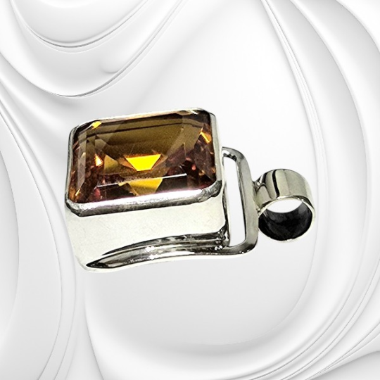 Srebrna zawieszka z fasetowanym cytrynem o ciepłym, złocistym kolorze.