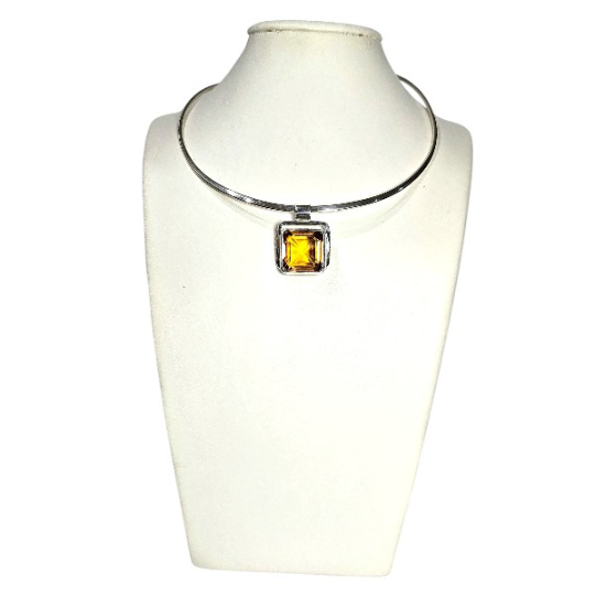 Srebrna zawieszka z fasetowanym cytrynem o ciepłym, złocistym kolorze.