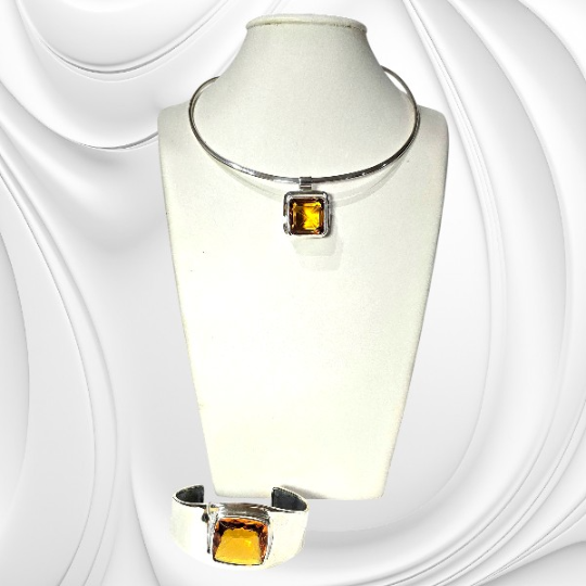 Srebrna zawieszka z fasetowanym cytrynem o ciepłym, złocistym kolorze.