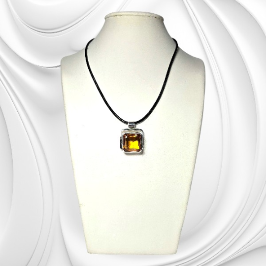 Srebrna zawieszka z fasetowanym cytrynem o ciepłym, złocistym kolorze.
