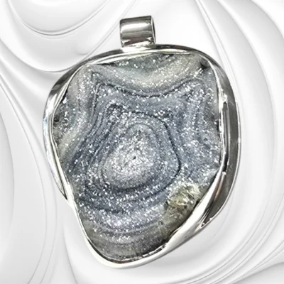 Elegancka srebrna zawieszka z różą chalcedonową