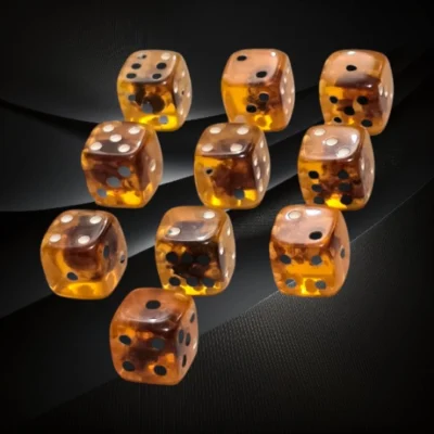Małe kostki do gry z bursztynem w żywicy – zestaw 10 sztuk z naturalnymi bryłkami bursztynu