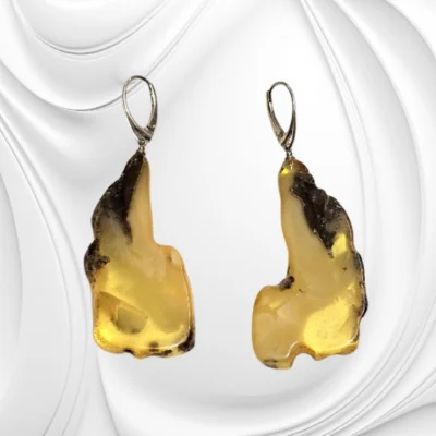 Unikatowe kolczyki z naturalnego bursztynu ze srebrnym zapięciem typu angielskiego – elegancja natury