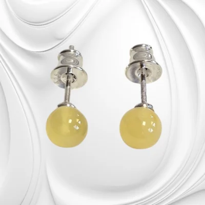 Srebrne kolczyki sztyfty z kulką bursztynu w słonecznym odcieniu