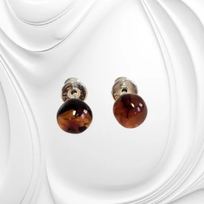 Srebrne kolczyki sztyfty z kulką bursztynu w odcieniu koniaku