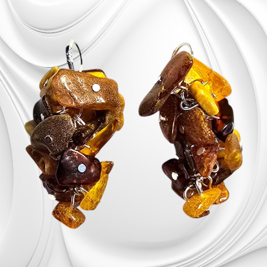Kolczyki z naturalnych bryłek bursztynu bałtyckiego na srebrnym zapięciu typu angielskiego.